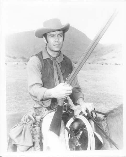 Pernell Roberts Ponderosa Ranch Bonanza'da at sırtında tüfek tutuyor 8x10 fotoğraf