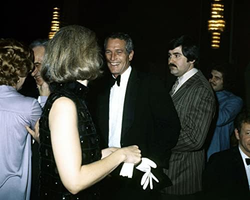 Smokinli Paul Newman, 1970'lerin Hollywood etkinliğinde kadına gülümsüyor 8x10 fotoğraf